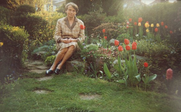 1980 sans doute - Marie-Francoise dans jardin.jpg